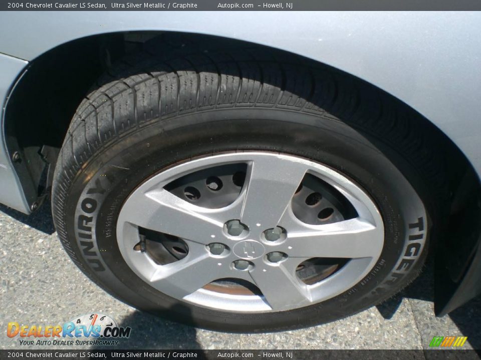 2004 Chevrolet Cavalier LS Sedan Ultra Silver Metallic / Graphite Photo #18