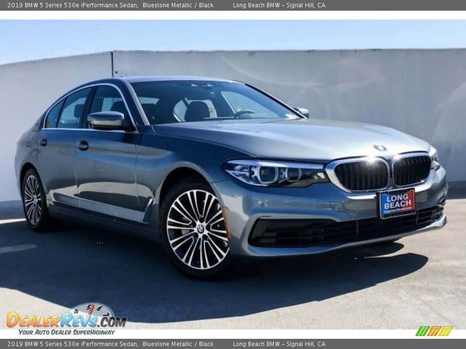 Front 3/4 View of 2019 BMW 5 Series 530e iPerformance Sedan Photo #12