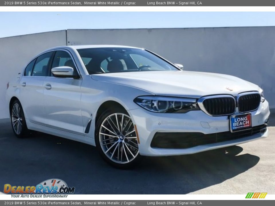 Front 3/4 View of 2019 BMW 5 Series 530e iPerformance Sedan Photo #12