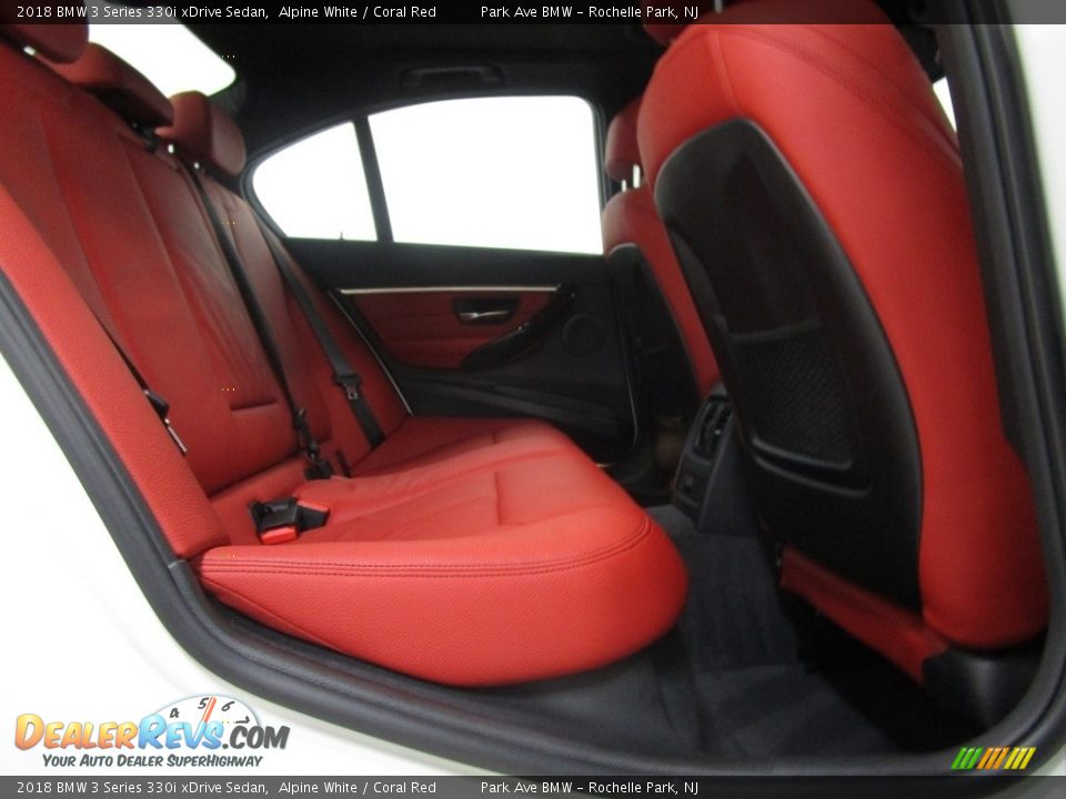 2018 BMW 3 Series 330i xDrive Sedan Alpine White / Coral Red Photo #18