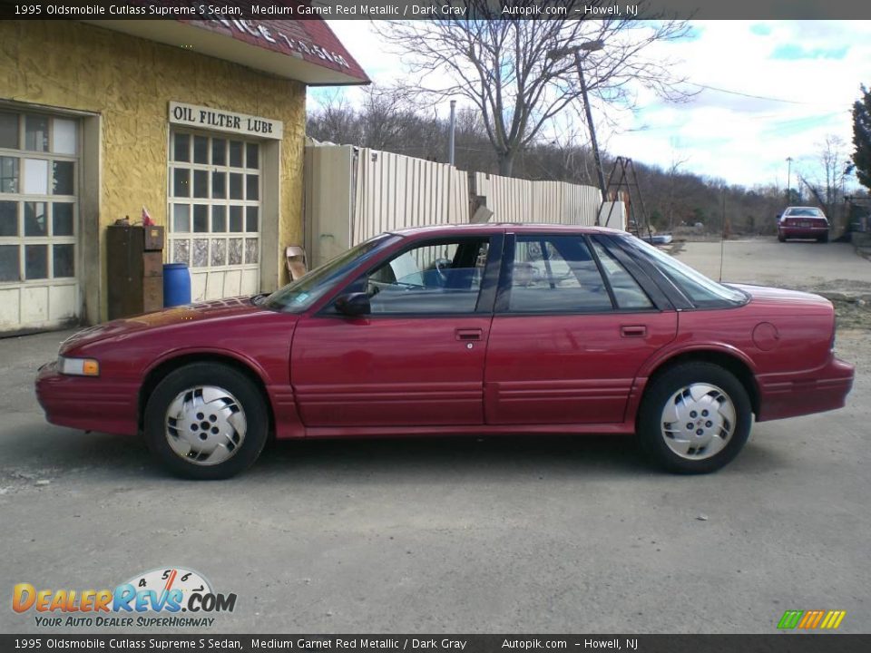 1995 Oldsmobile Cutlass Supreme S Sedan Medium Garnet Red Metallic / Dark Gray Photo #1