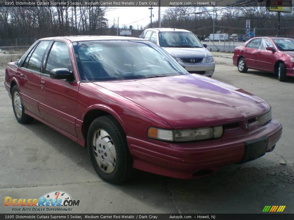 1995 Oldsmobile Cutlass Supreme S Sedan Medium Garnet Red Metallic / Dark Gray Photo #2