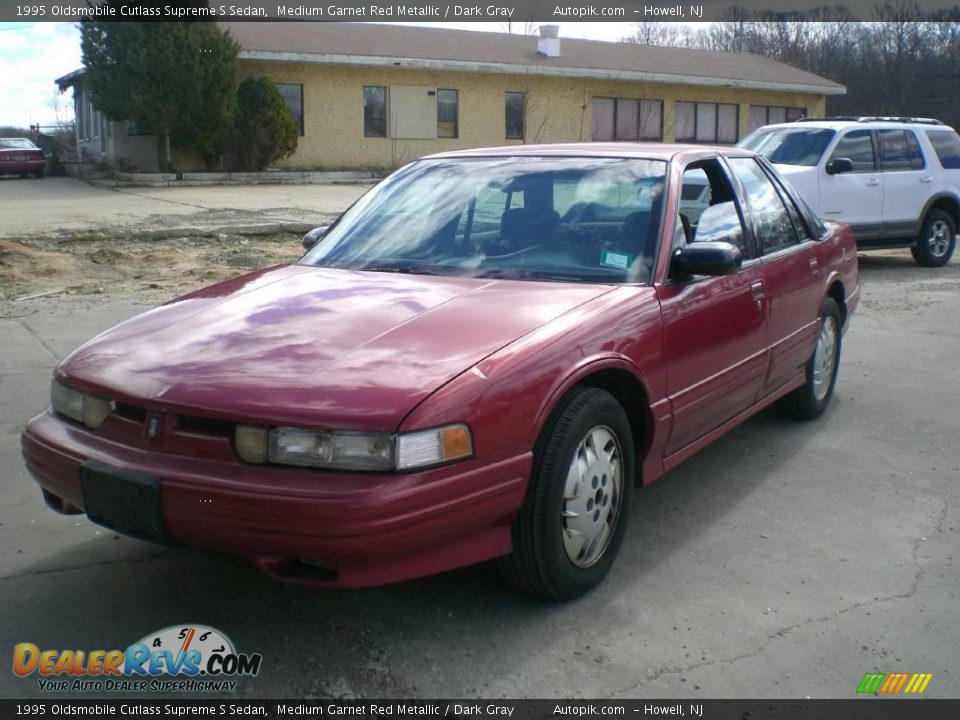 1995 Oldsmobile Cutlass Supreme S Sedan Medium Garnet Red Metallic / Dark Gray Photo #3