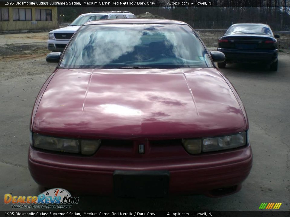 1995 Oldsmobile Cutlass Supreme S Sedan Medium Garnet Red Metallic / Dark Gray Photo #4