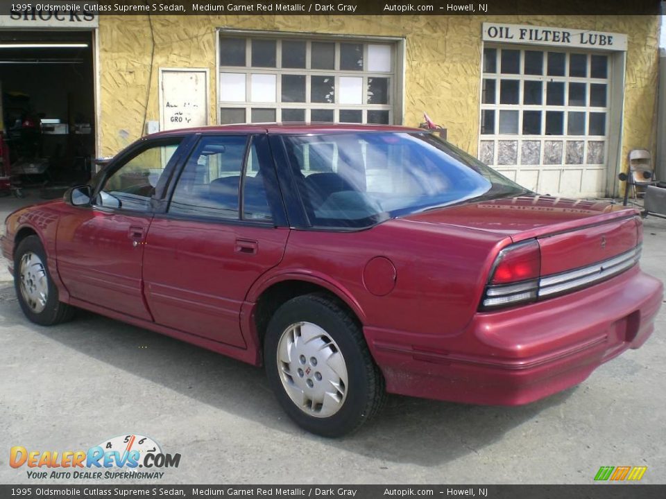 1995 Oldsmobile Cutlass Supreme S Sedan Medium Garnet Red Metallic / Dark Gray Photo #5