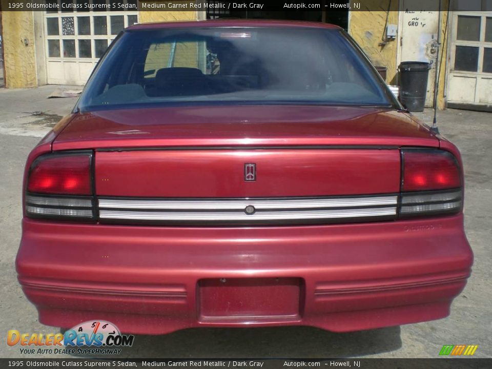 1995 Oldsmobile Cutlass Supreme S Sedan Medium Garnet Red Metallic / Dark Gray Photo #6