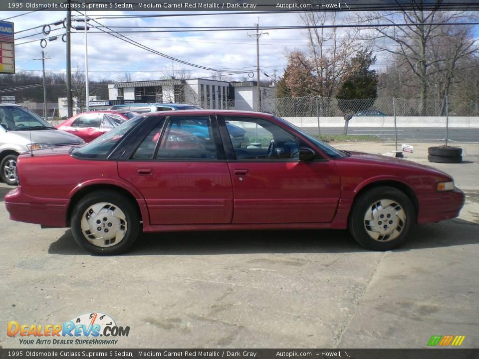 1995 Oldsmobile Cutlass Supreme S Sedan Medium Garnet Red Metallic / Dark Gray Photo #8