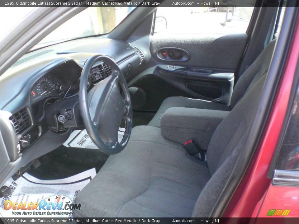 1995 Oldsmobile Cutlass Supreme S Sedan Medium Garnet Red Metallic / Dark Gray Photo #9