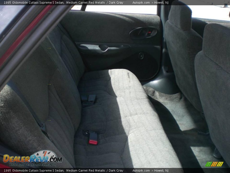 1995 Oldsmobile Cutlass Supreme S Sedan Medium Garnet Red Metallic / Dark Gray Photo #11
