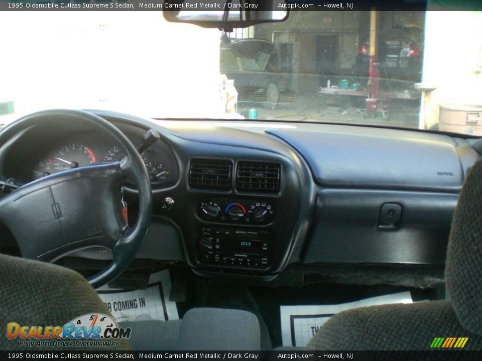 1995 Oldsmobile Cutlass Supreme S Sedan Medium Garnet Red Metallic / Dark Gray Photo #12