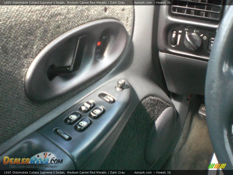 1995 Oldsmobile Cutlass Supreme S Sedan Medium Garnet Red Metallic / Dark Gray Photo #15