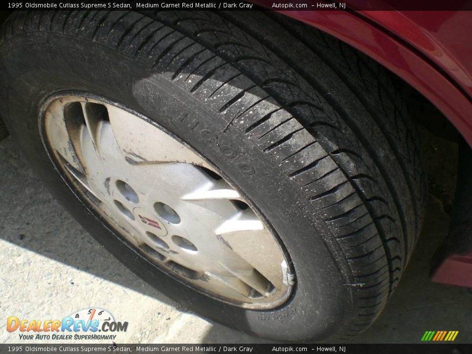 1995 Oldsmobile Cutlass Supreme S Sedan Medium Garnet Red Metallic / Dark Gray Photo #18