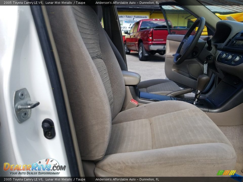 2005 Toyota Camry LE V6 Lunar Mist Metallic / Taupe Photo #16