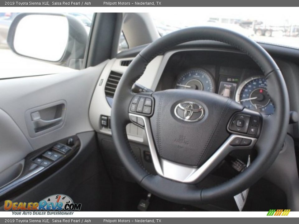2019 Toyota Sienna XLE Steering Wheel Photo #25
