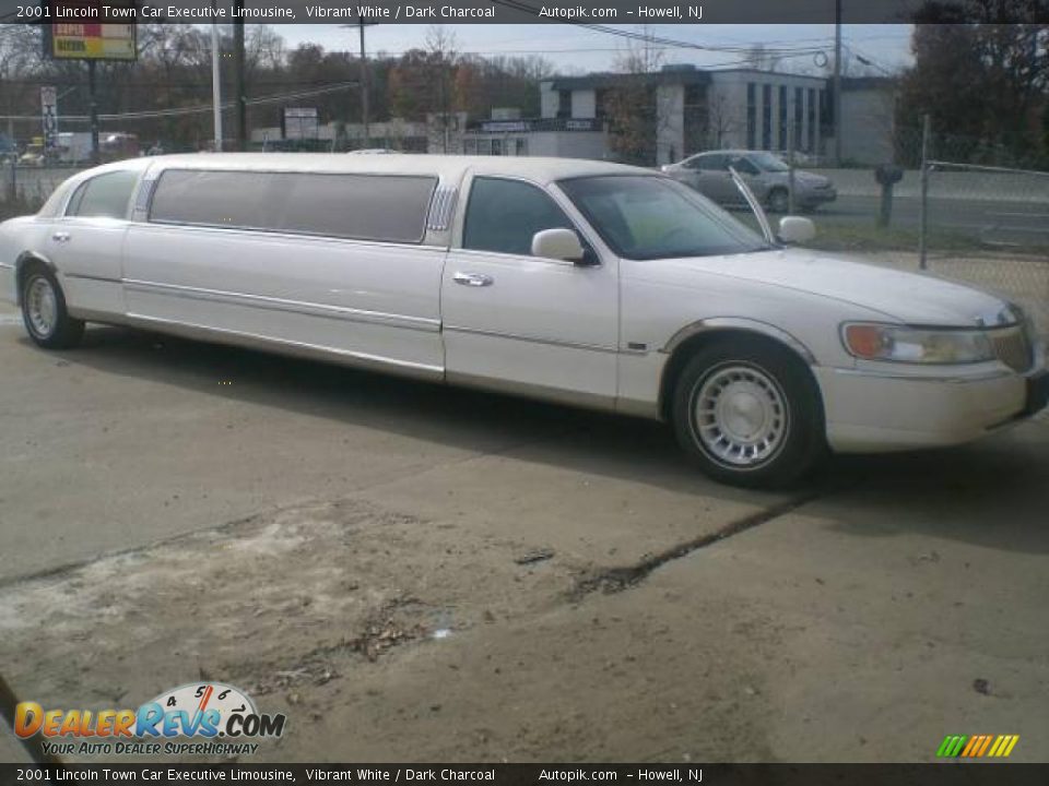 2001 Lincoln Town Car Executive Limousine Vibrant White / Dark Charcoal Photo #1