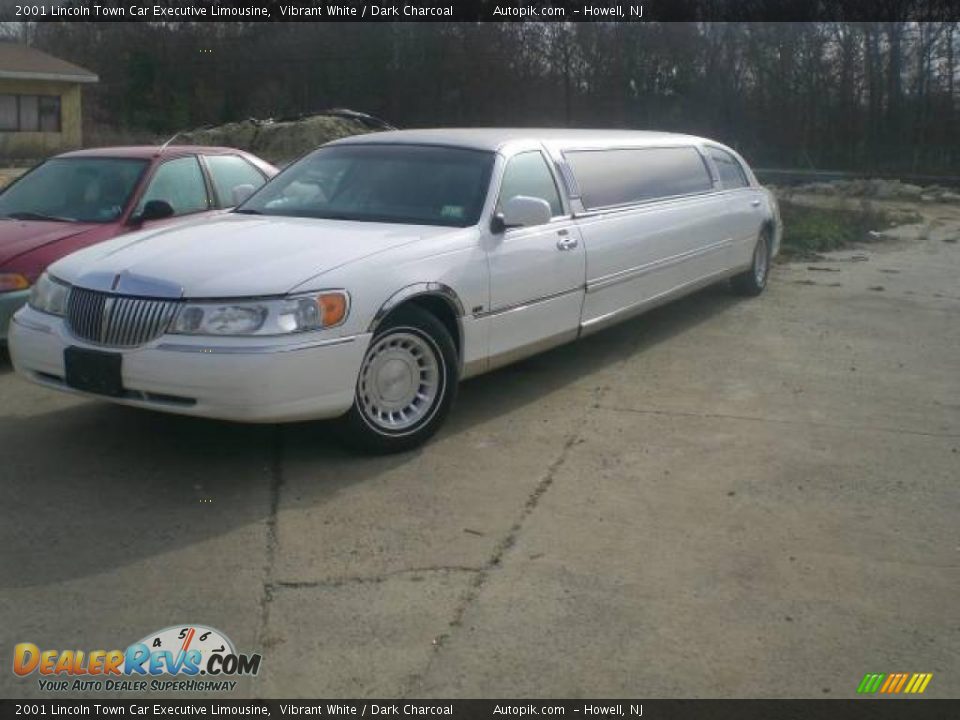 2001 Lincoln Town Car Executive Limousine Vibrant White / Dark Charcoal Photo #2