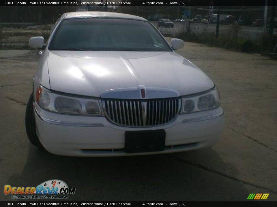 2001 Lincoln Town Car Executive Limousine Vibrant White / Dark Charcoal Photo #3
