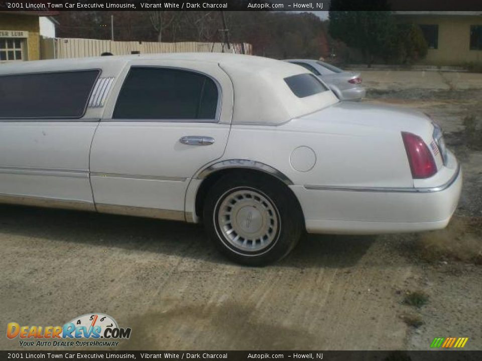 2001 Lincoln Town Car Executive Limousine Vibrant White / Dark Charcoal Photo #5
