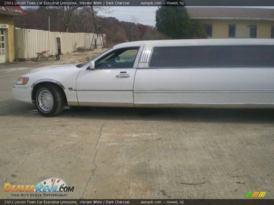 2001 Lincoln Town Car Executive Limousine Vibrant White / Dark Charcoal Photo #6