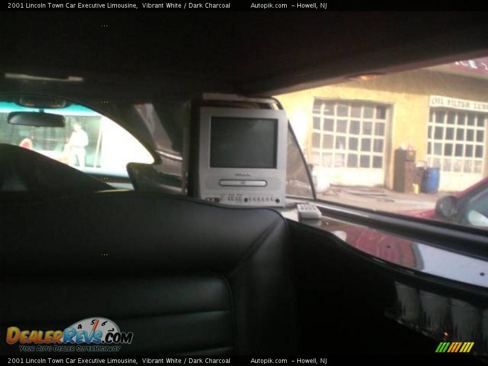 2001 Lincoln Town Car Executive Limousine Vibrant White / Dark Charcoal Photo #12