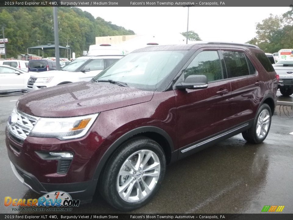 Front 3/4 View of 2019 Ford Explorer XLT 4WD Photo #2