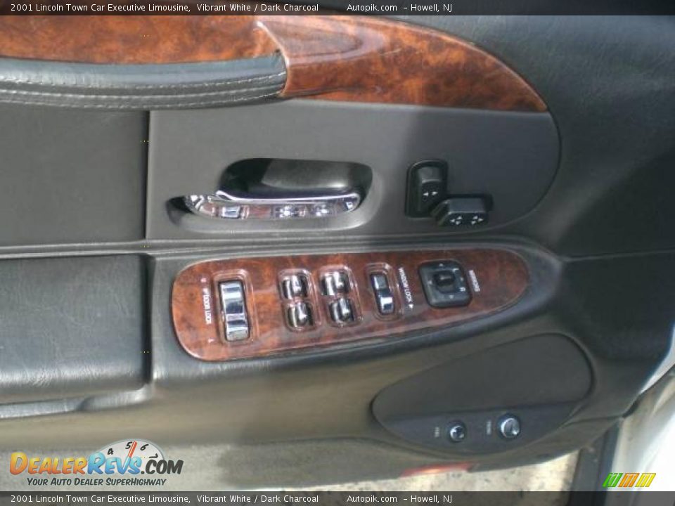 2001 Lincoln Town Car Executive Limousine Vibrant White / Dark Charcoal Photo #15