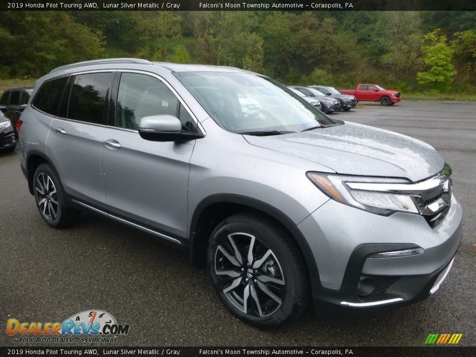 Front 3/4 View of 2019 Honda Pilot Touring AWD Photo #5
