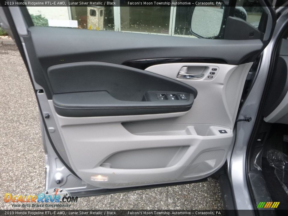 Door Panel of 2019 Honda Ridgeline RTL-E AWD Photo #12