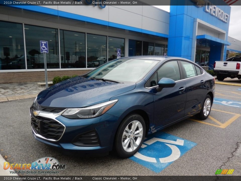 Front 3/4 View of 2019 Chevrolet Cruze LT Photo #1