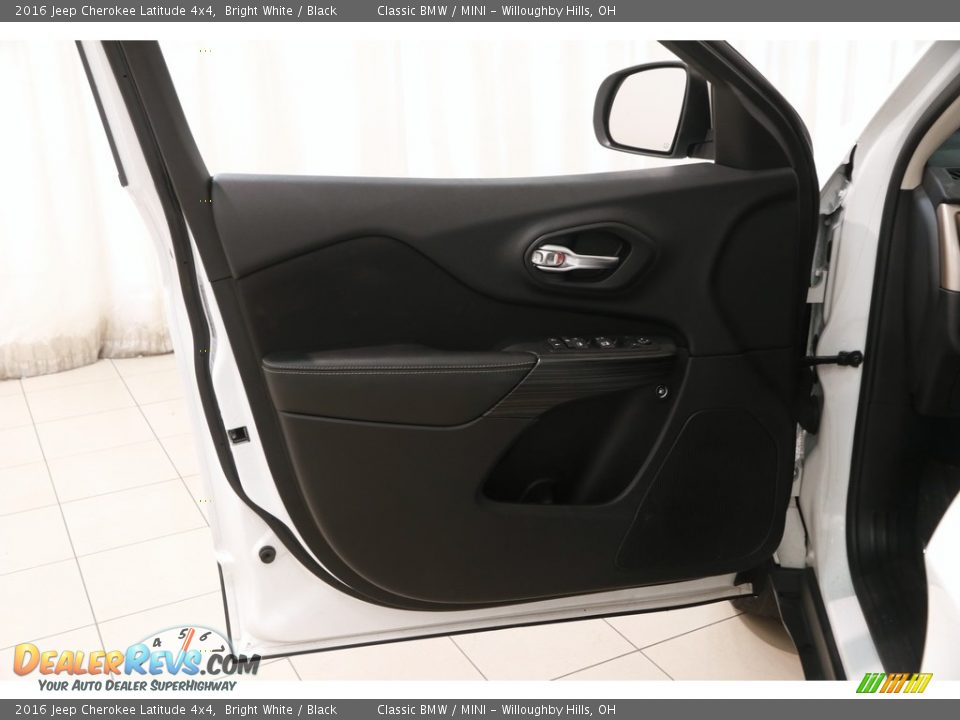 2016 Jeep Cherokee Latitude 4x4 Bright White / Black Photo #4