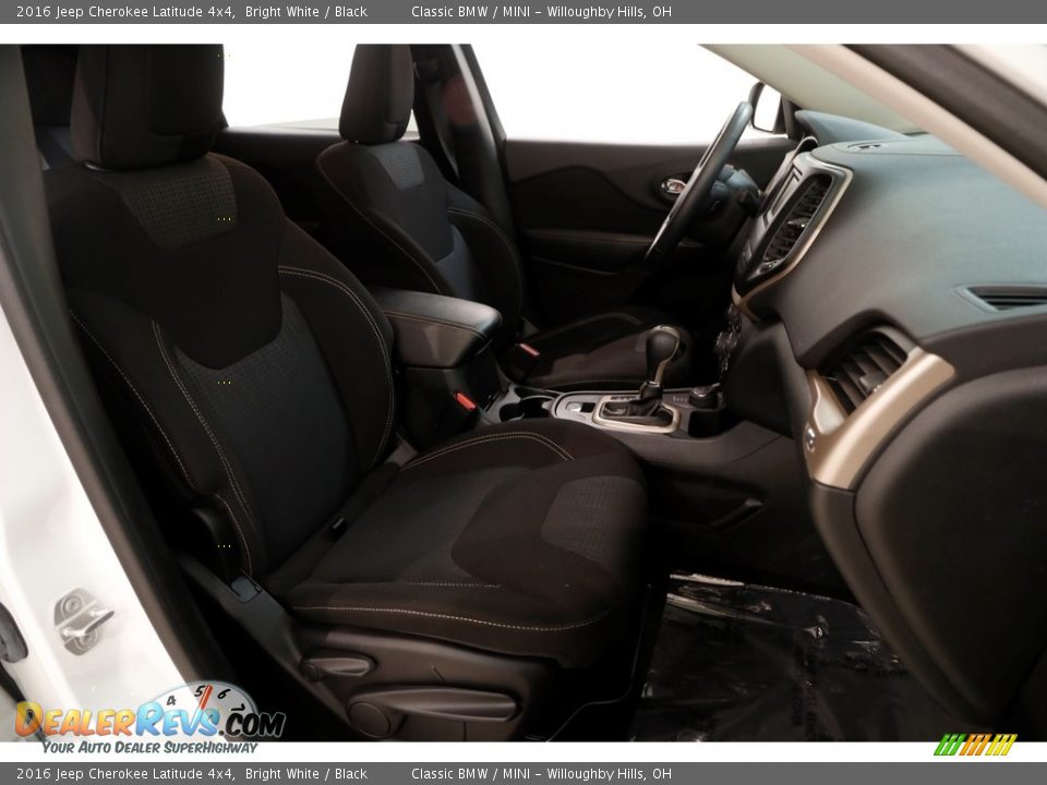 2016 Jeep Cherokee Latitude 4x4 Bright White / Black Photo #18