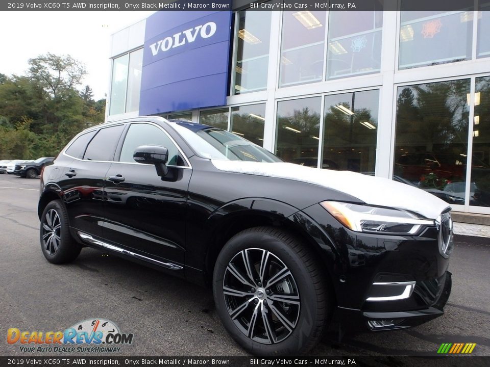Front 3/4 View of 2019 Volvo XC60 T5 AWD Inscription Photo #1