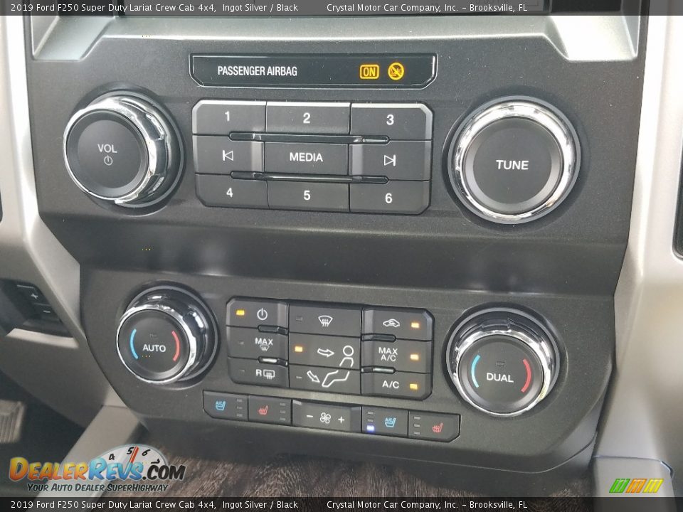 Controls of 2019 Ford F250 Super Duty Lariat Crew Cab 4x4 Photo #16