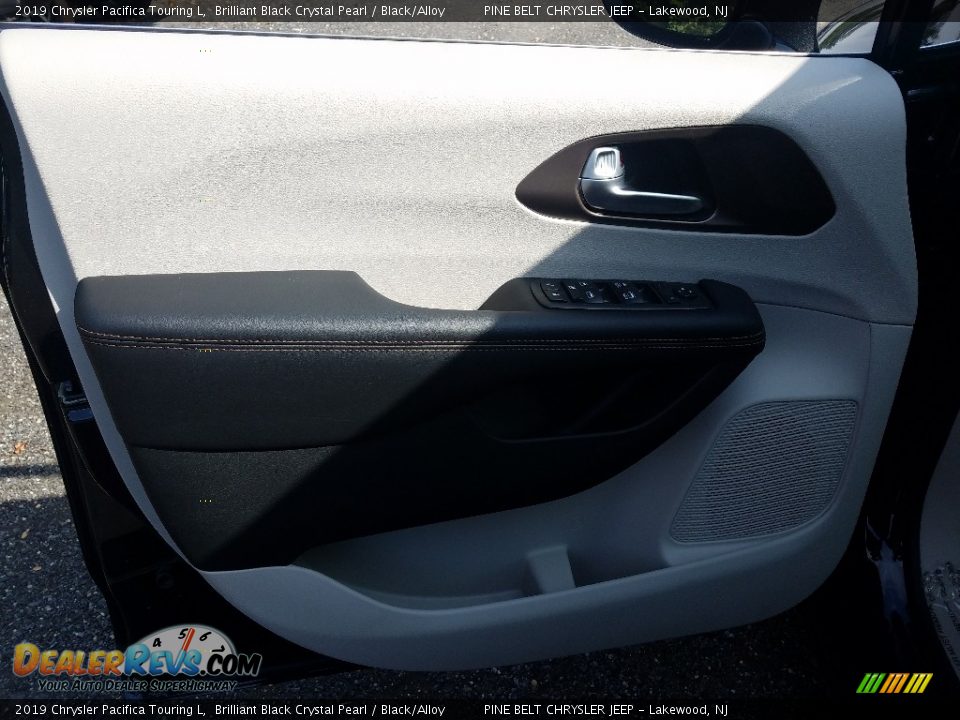 2019 Chrysler Pacifica Touring L Brilliant Black Crystal Pearl / Black/Alloy Photo #6