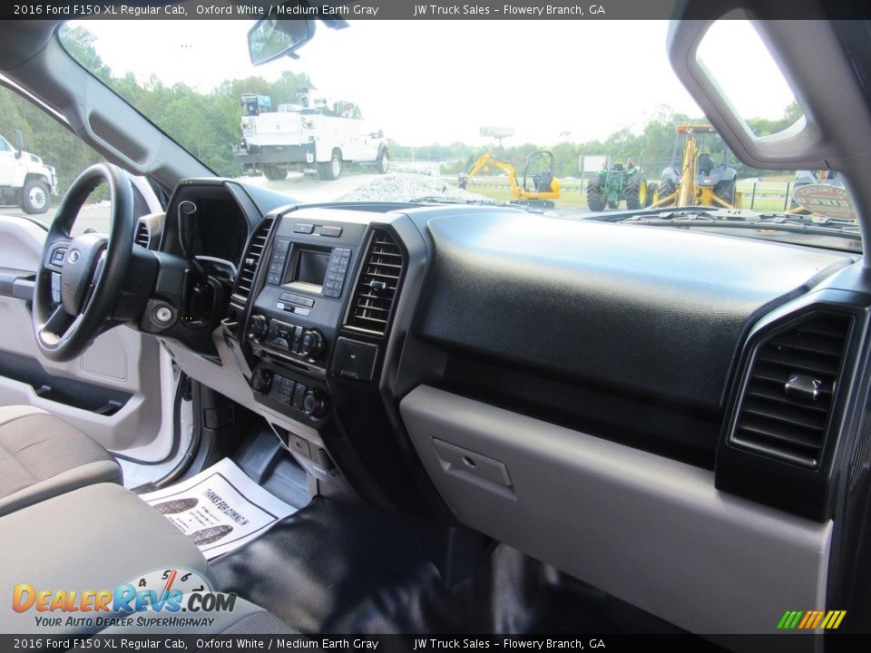 2016 Ford F150 XL Regular Cab Oxford White / Medium Earth Gray Photo #25