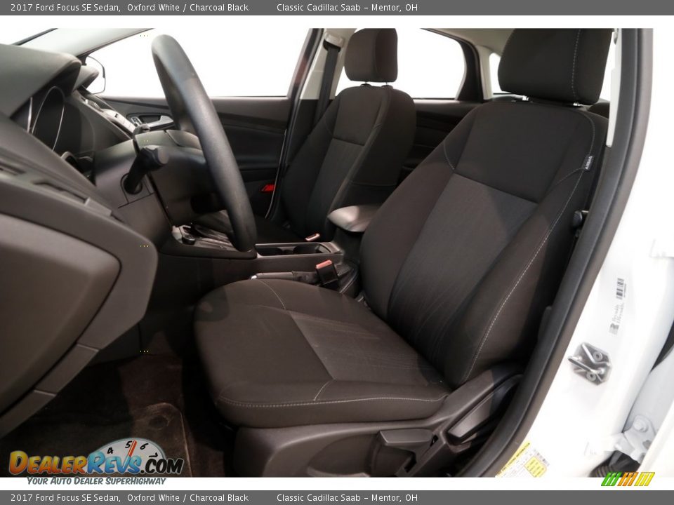 2017 Ford Focus SE Sedan Oxford White / Charcoal Black Photo #5