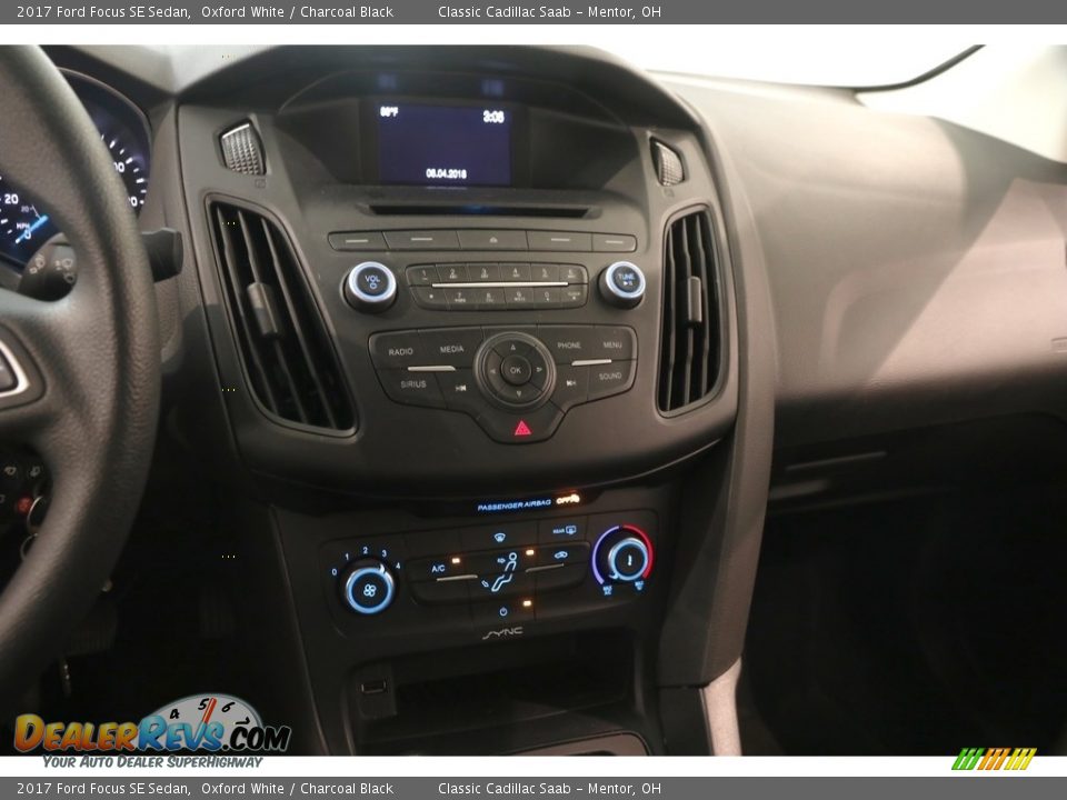 2017 Ford Focus SE Sedan Oxford White / Charcoal Black Photo #8