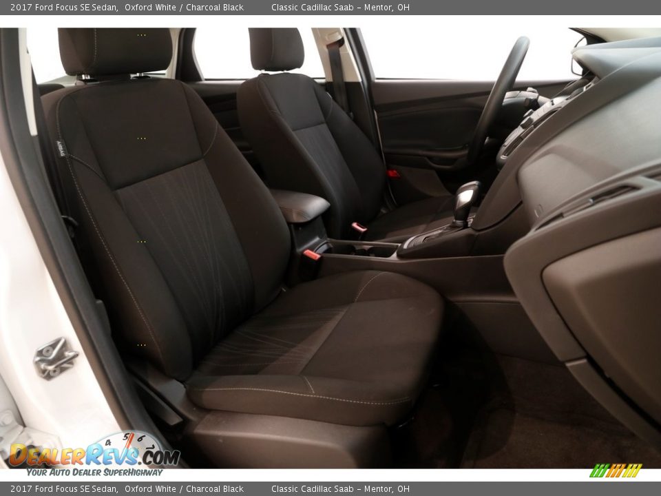 2017 Ford Focus SE Sedan Oxford White / Charcoal Black Photo #11