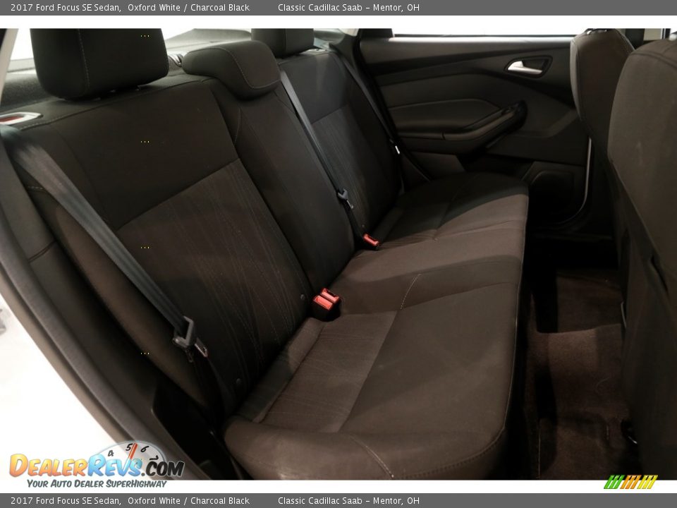 2017 Ford Focus SE Sedan Oxford White / Charcoal Black Photo #12
