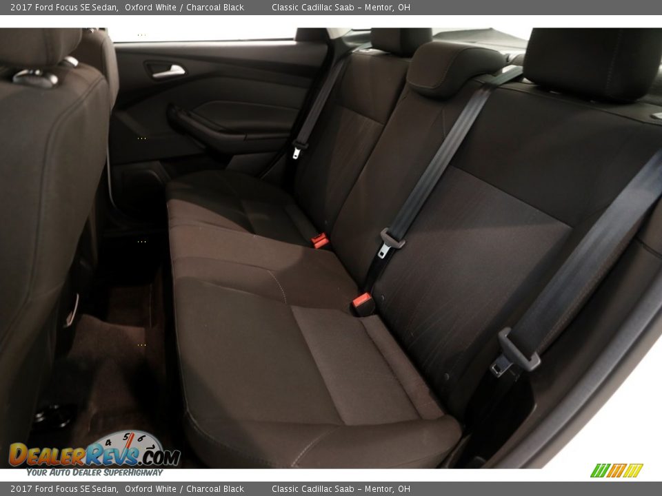 2017 Ford Focus SE Sedan Oxford White / Charcoal Black Photo #13