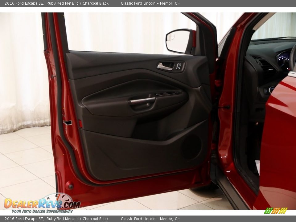 2016 Ford Escape SE Ruby Red Metallic / Charcoal Black Photo #4