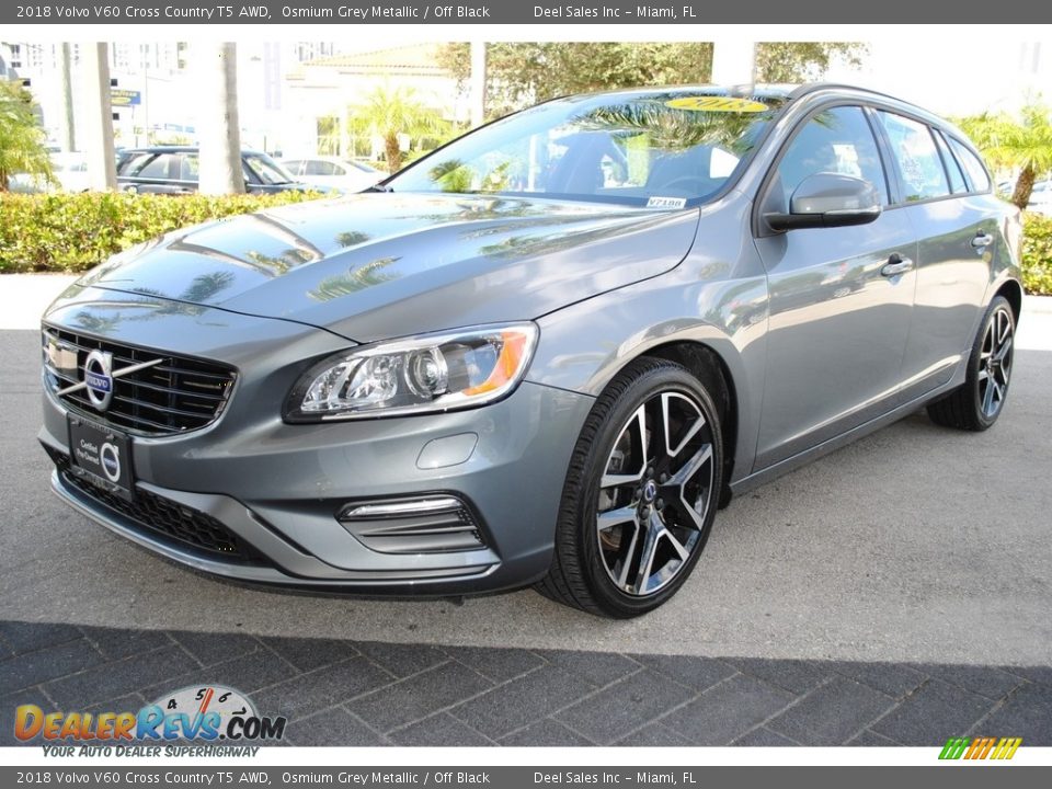 Front 3/4 View of 2018 Volvo V60 Cross Country T5 AWD Photo #5