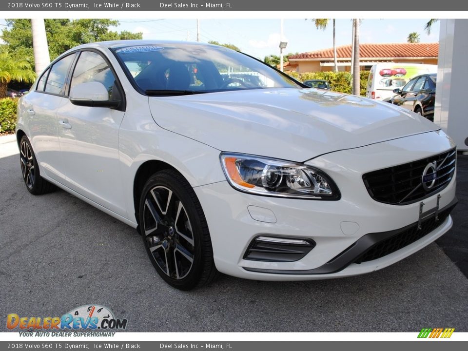 Front 3/4 View of 2018 Volvo S60 T5 Dynamic Photo #2