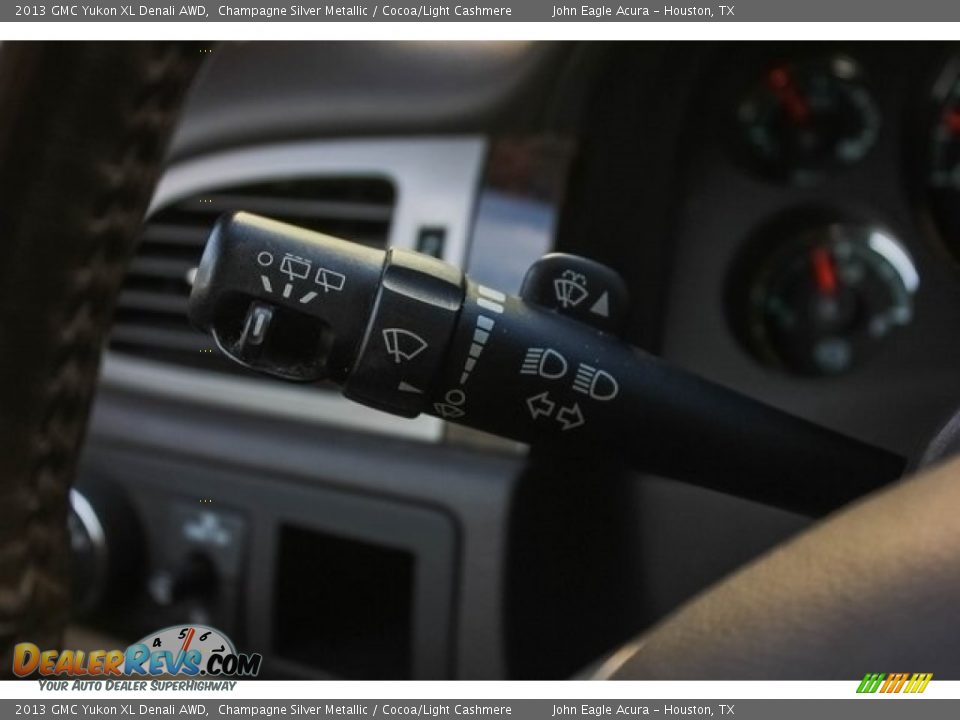 2013 GMC Yukon XL Denali AWD Champagne Silver Metallic / Cocoa/Light Cashmere Photo #30