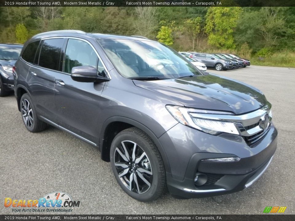 Front 3/4 View of 2019 Honda Pilot Touring AWD Photo #5
