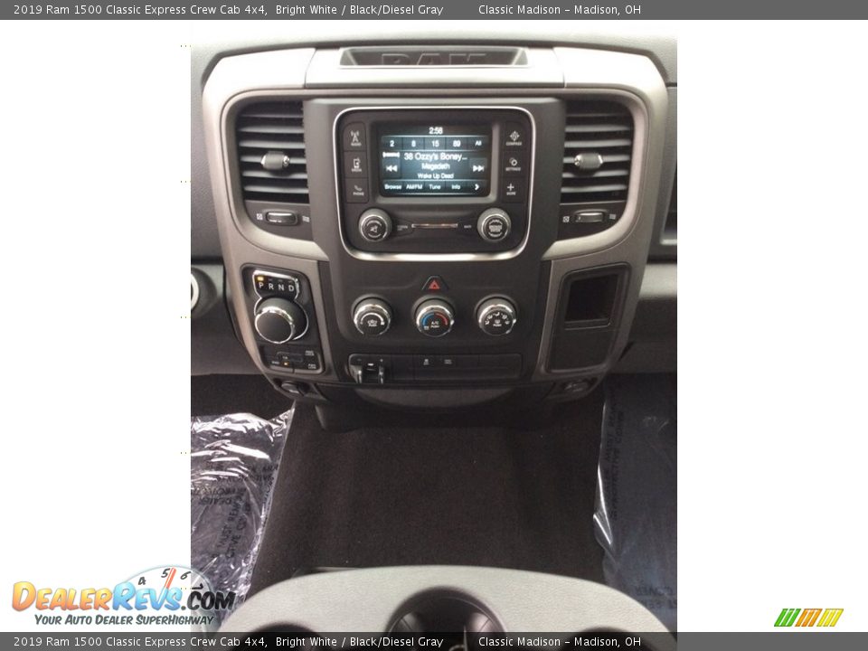 2019 Ram 1500 Classic Express Crew Cab 4x4 Bright White / Black/Diesel Gray Photo #13