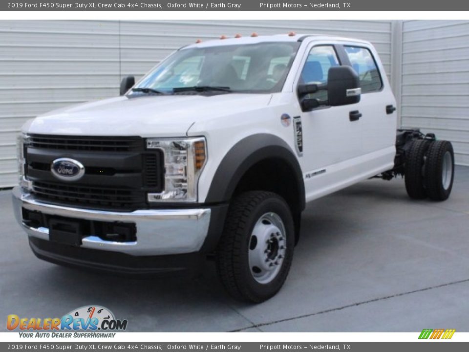 Front 3/4 View of 2019 Ford F450 Super Duty XL Crew Cab 4x4 Chassis Photo #3