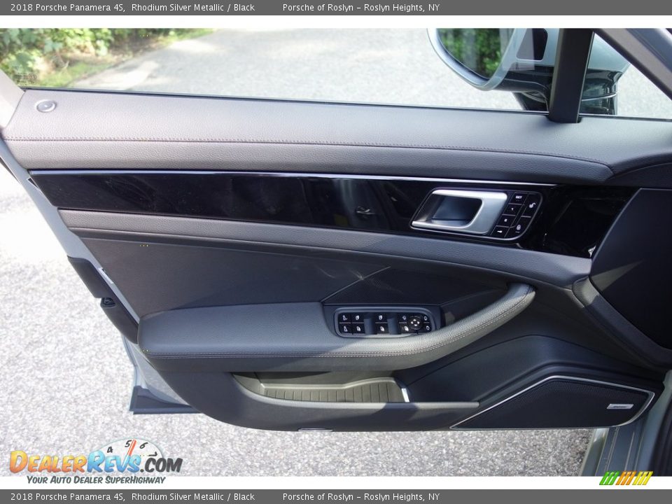 Door Panel of 2018 Porsche Panamera 4S Photo #11