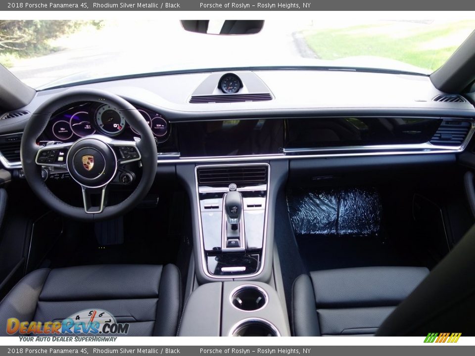 Dashboard of 2018 Porsche Panamera 4S Photo #12
