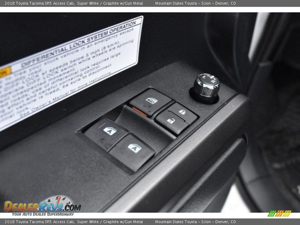 2018 Toyota Tacoma SR5 Access Cab Super White / Graphite w/Gun Metal Photo #24
